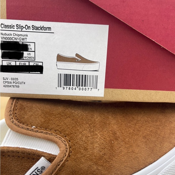 Vans NUBUCK Classic Slip-On Platform Shoe
Stackform Sneakers
Nubuck Chipmunk - Picture 16 of 16